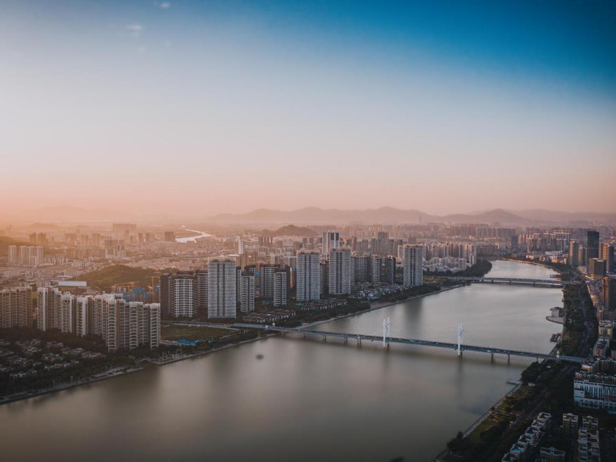 Radisson Red Hotel Zhuhai Gongbei Port Esterno foto