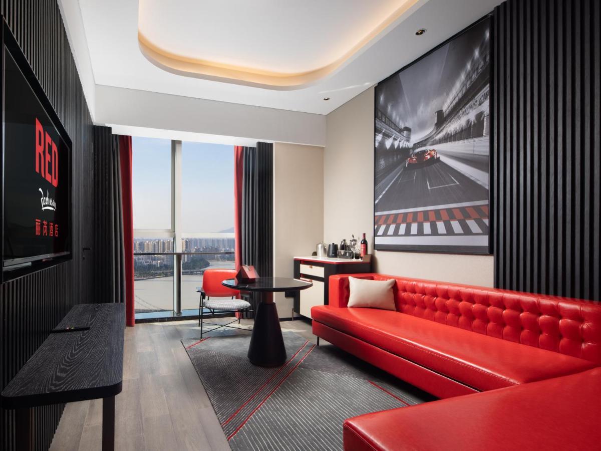Radisson Red Hotel Zhuhai Gongbei Port Esterno foto